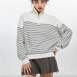 Striped White and Black Women's Sweater size M